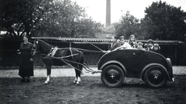 808370 Afbeelding van de kinderen van de familie Trapman in een door een paard getrokken wagen op het terrein van de ...